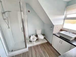 Shower room- click for photo gallery